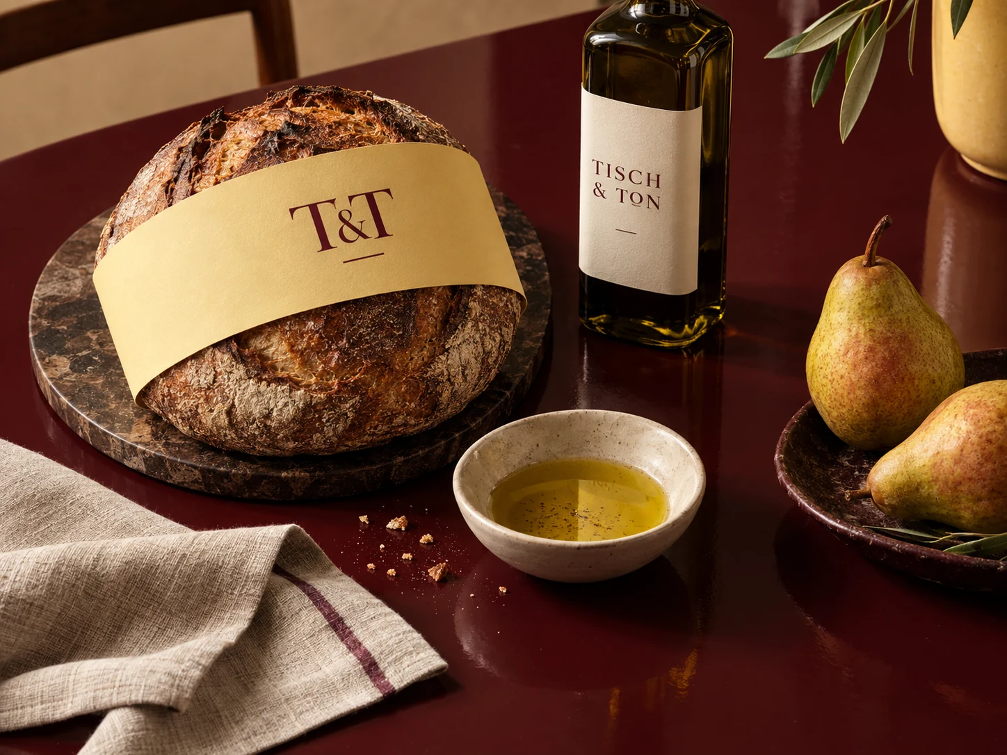 Brot, Öl und gedeckter Tisch aus dem Shop-Konzept TISCH & TON